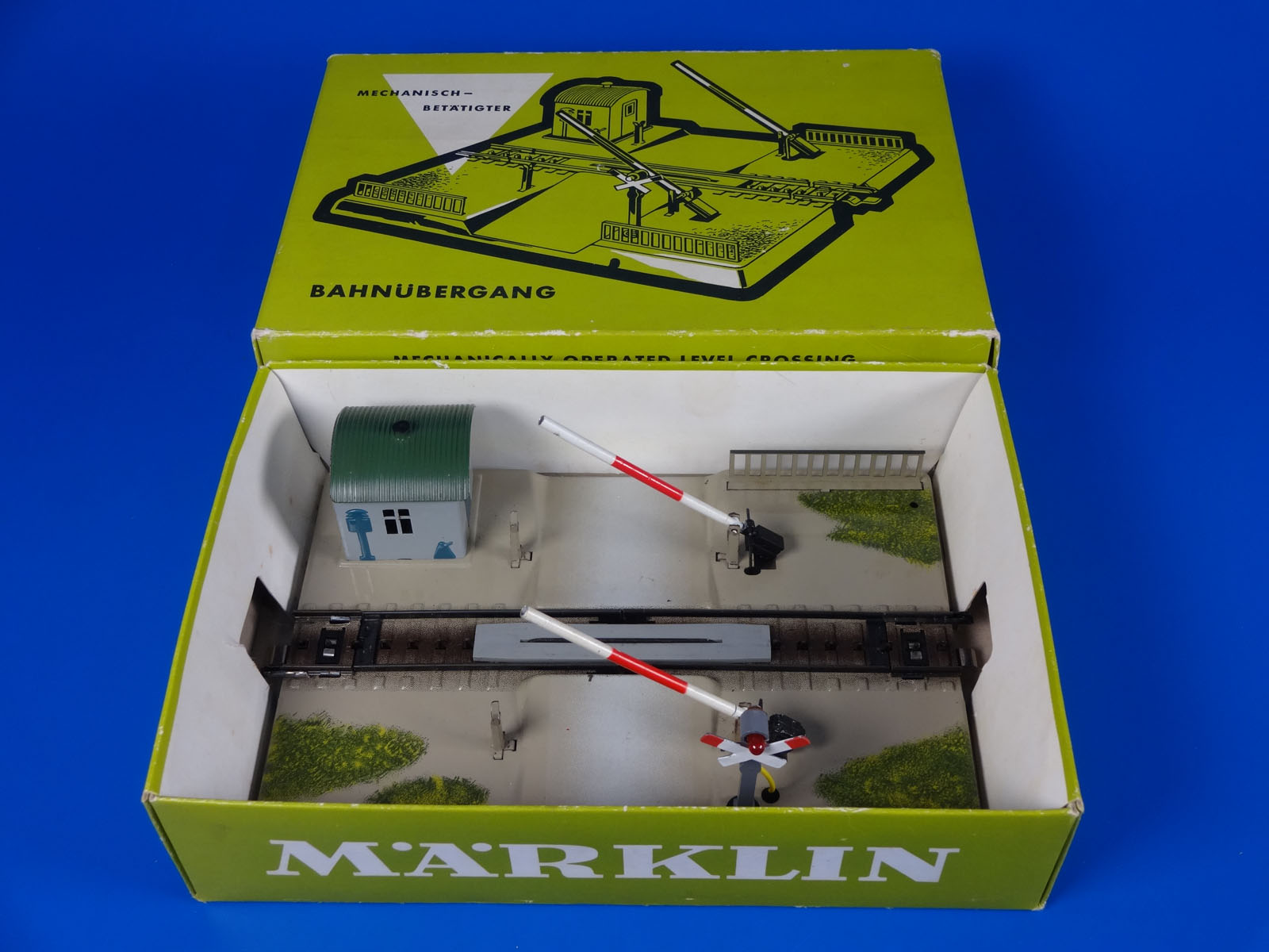 MARKLIN H0 - 7054 - Mechanically Operated Grade Crossing +Signal